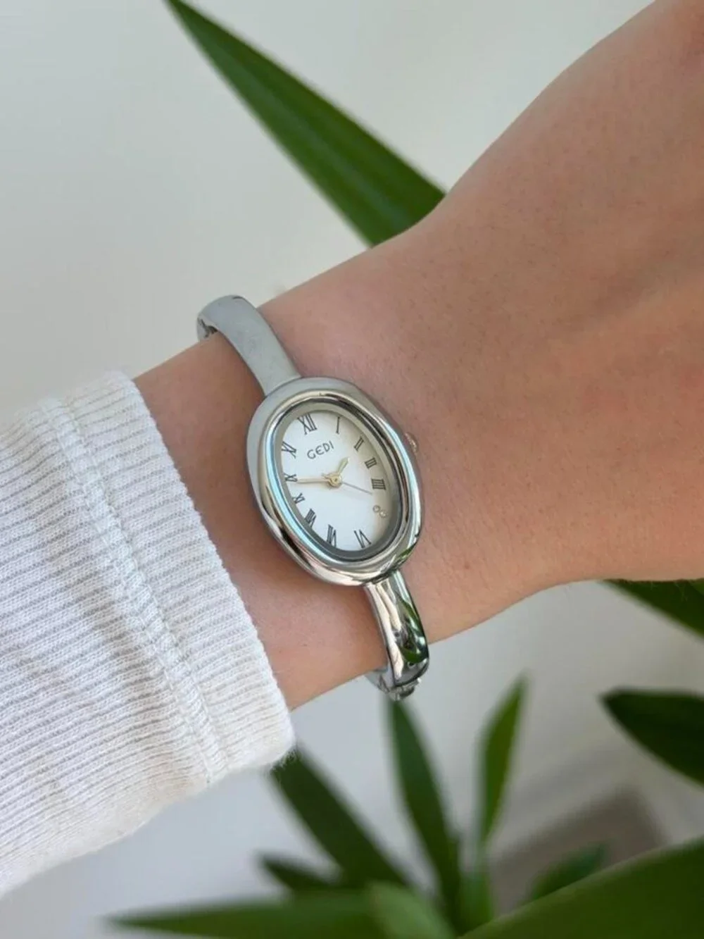 SKU0612 vintage vibe silver metal bracelet watch Stainless steel + gift bag